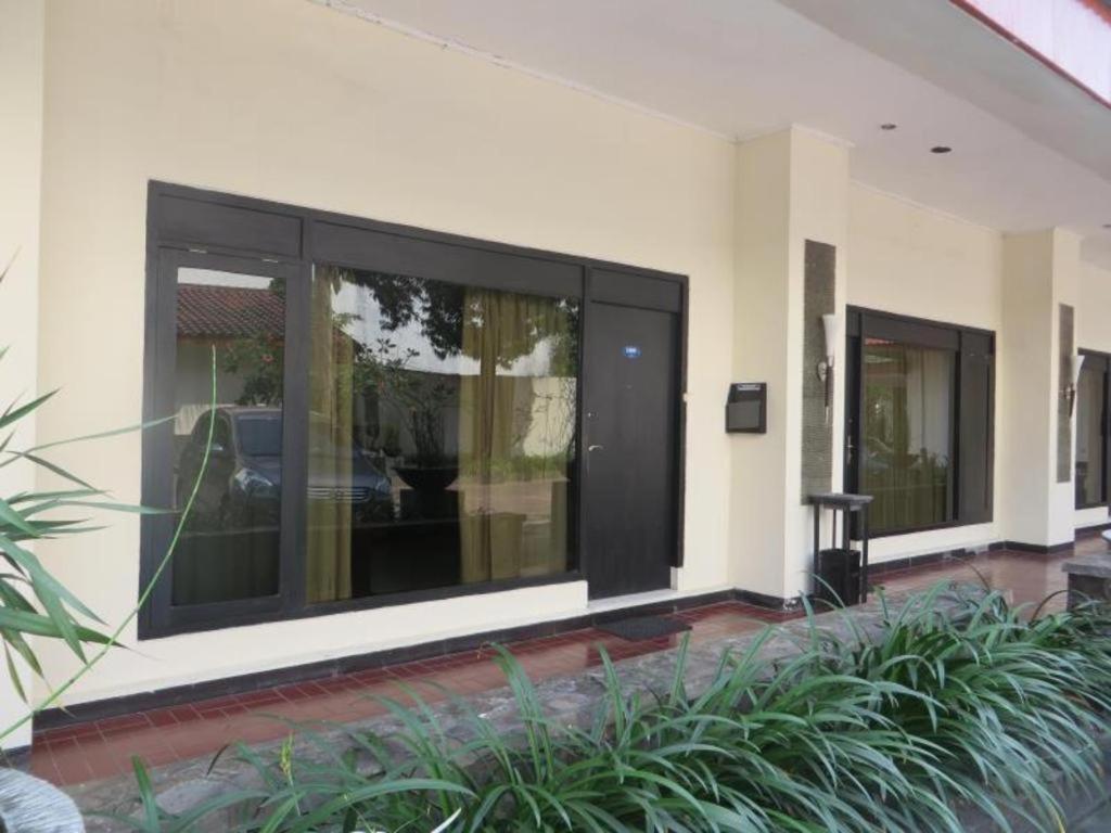 Insumo Palace Hotels & Resorts Kediri  Bagian luar foto