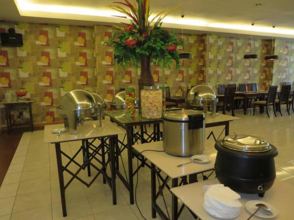 Insumo Palace Hotels & Resorts Kediri  Bagian luar foto