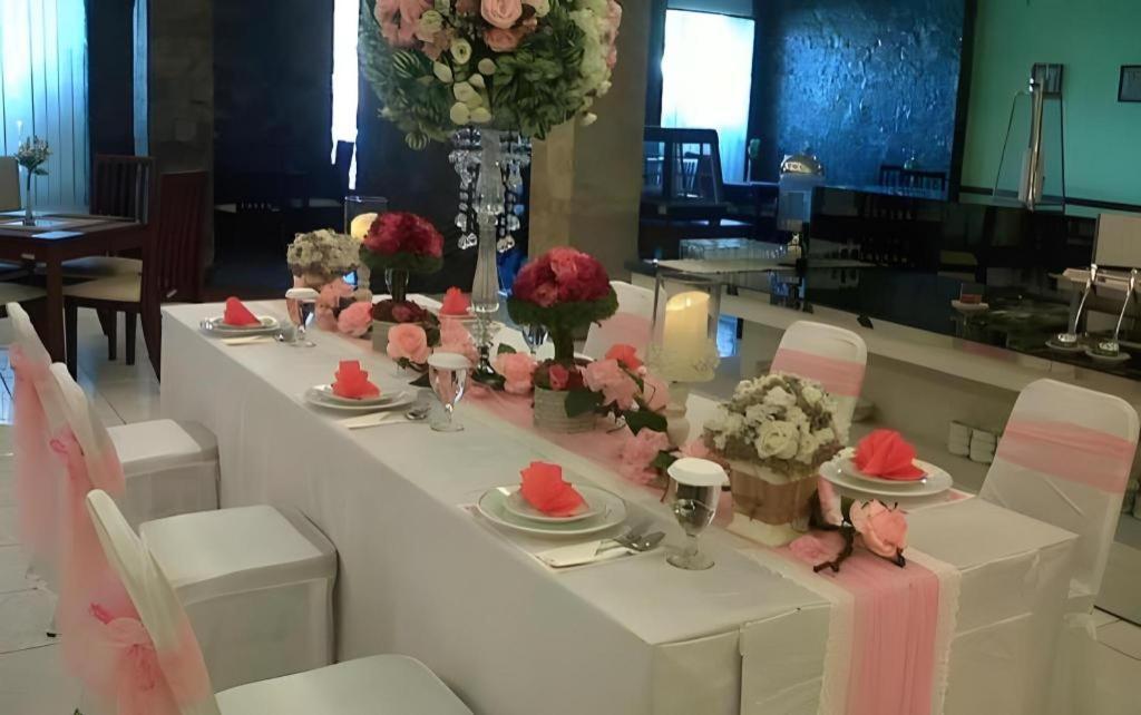 Insumo Palace Hotels & Resorts Kediri  Bagian luar foto