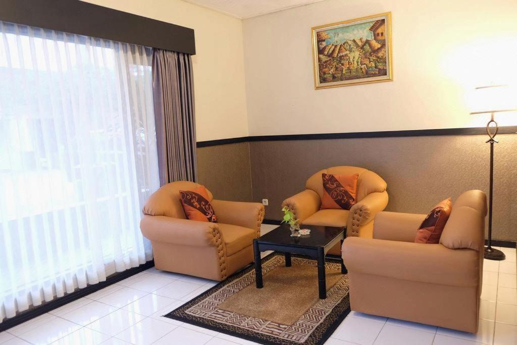 Insumo Palace Hotels & Resorts Kediri  Bagian luar foto