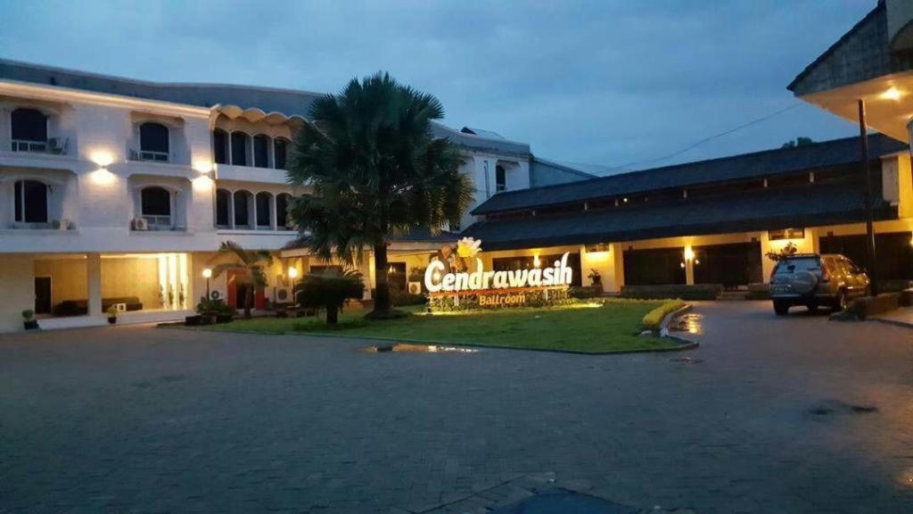 Insumo Palace Hotels & Resorts Kediri  Bagian luar foto