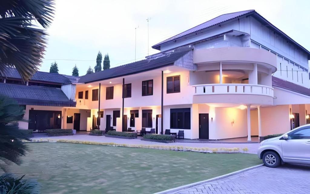 Insumo Palace Hotels & Resorts Kediri  Bagian luar foto